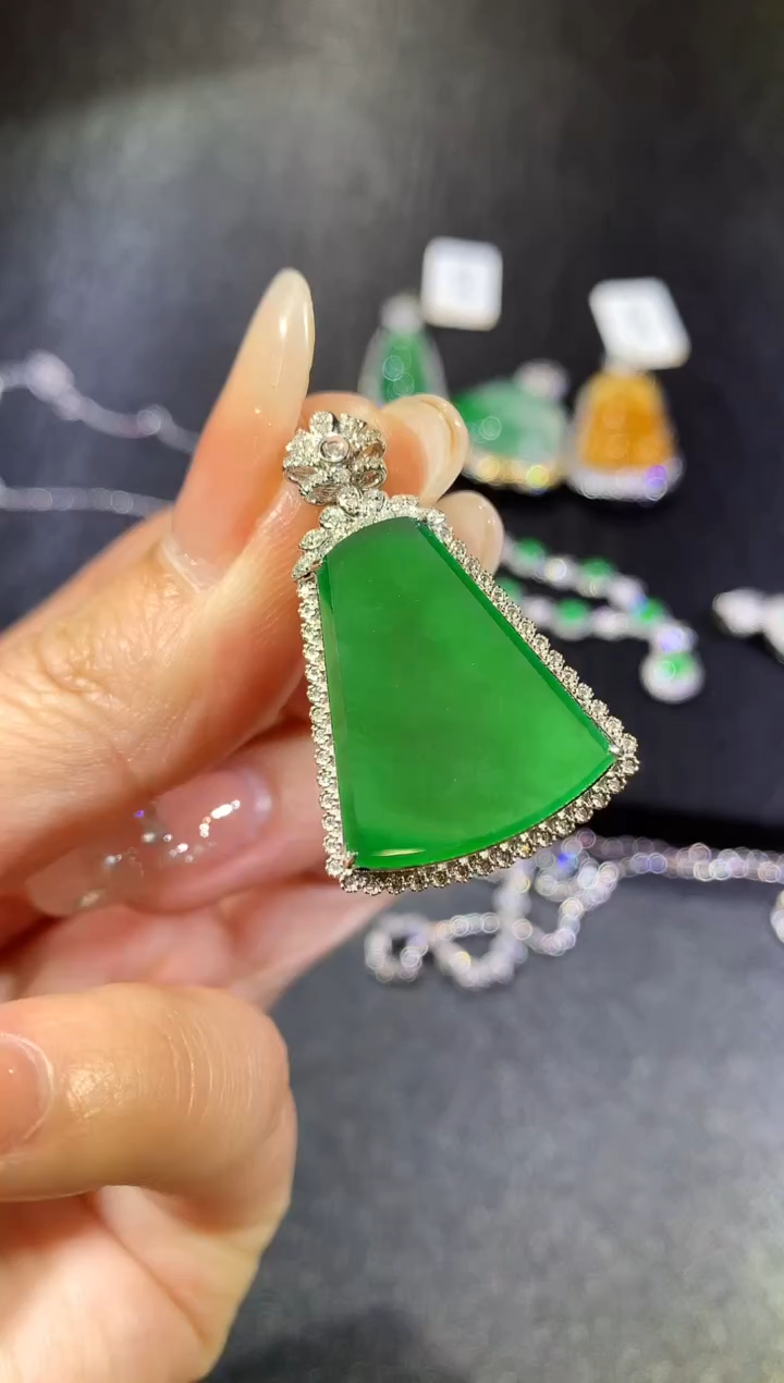 【闪购商品】翡翠吊坠(不含链)18K金镶嵌125无事牌