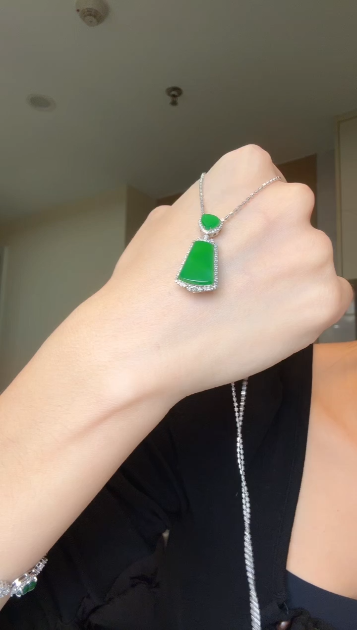 【闪购商品】翡翠吊坠(不含链)18K金镶嵌天然翡翠吊坠