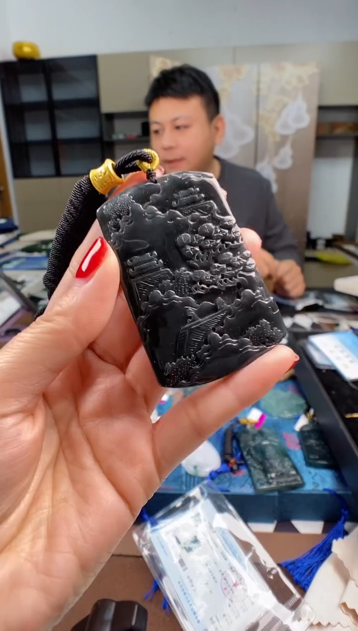 颈饰未镶嵌翡翠  多样性发其一