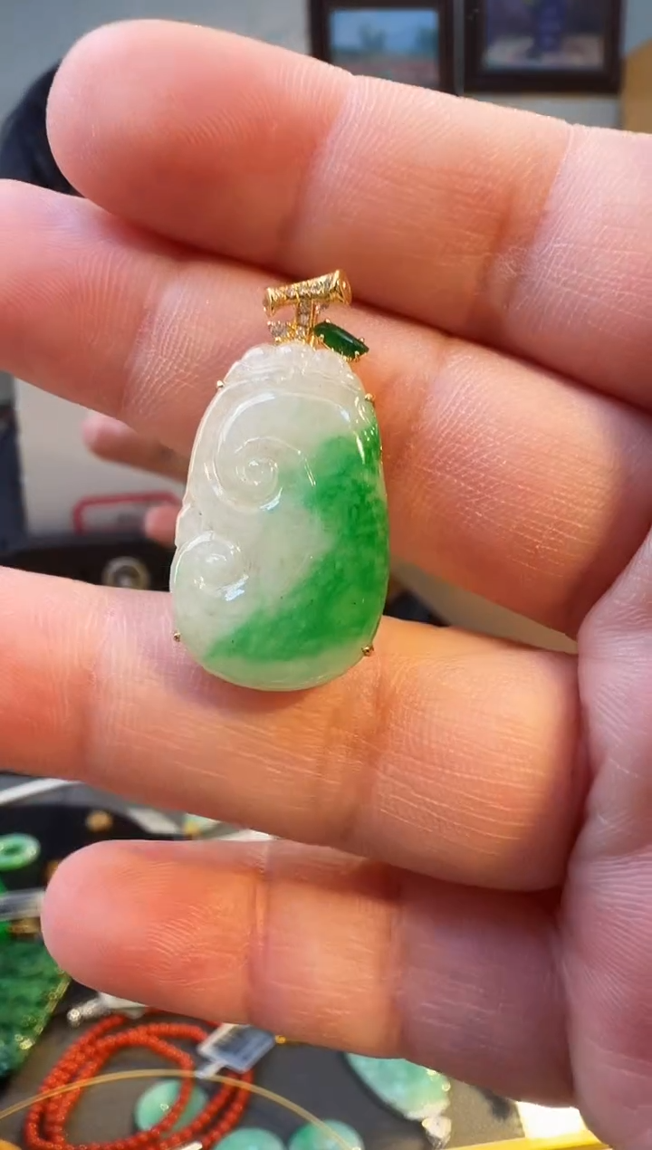 颈饰18K金镶嵌翡翠吊坠
