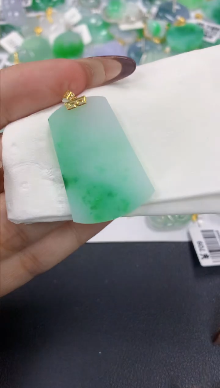 颈饰18K金镶嵌翡翠a货假一赔三支持复检百元上9元证书费自理