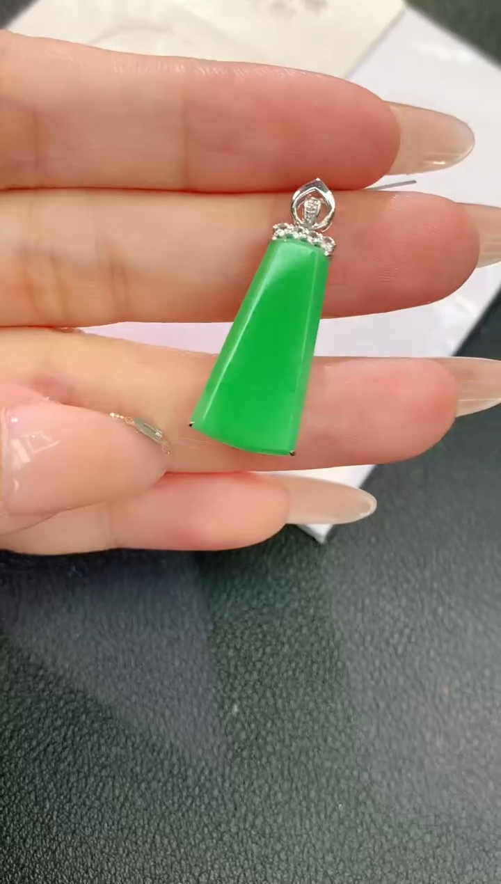 颈饰18K金镶嵌翡翠赠礼盒证书 麦麦