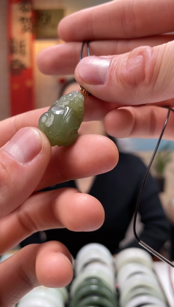 【闪购商品】和田玉颈饰18K金镶嵌沙枣青貔貅挂件一件