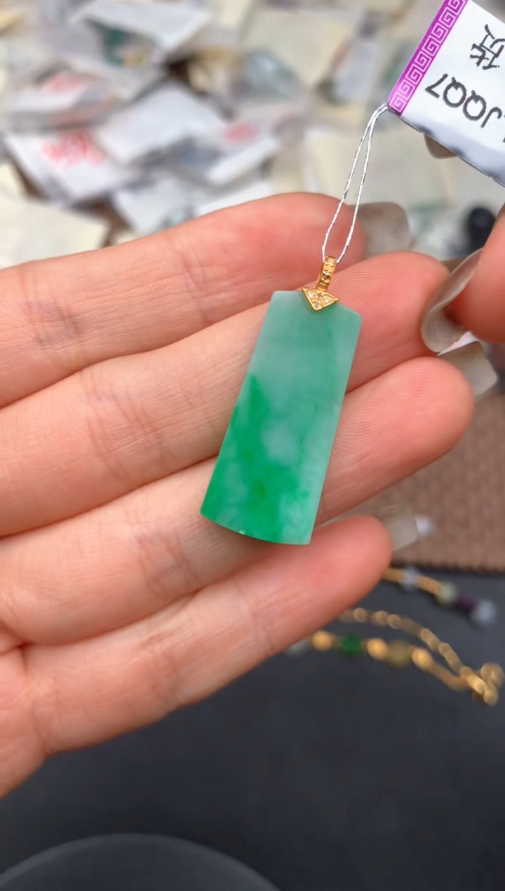 18K金镶嵌挂件翡翠一