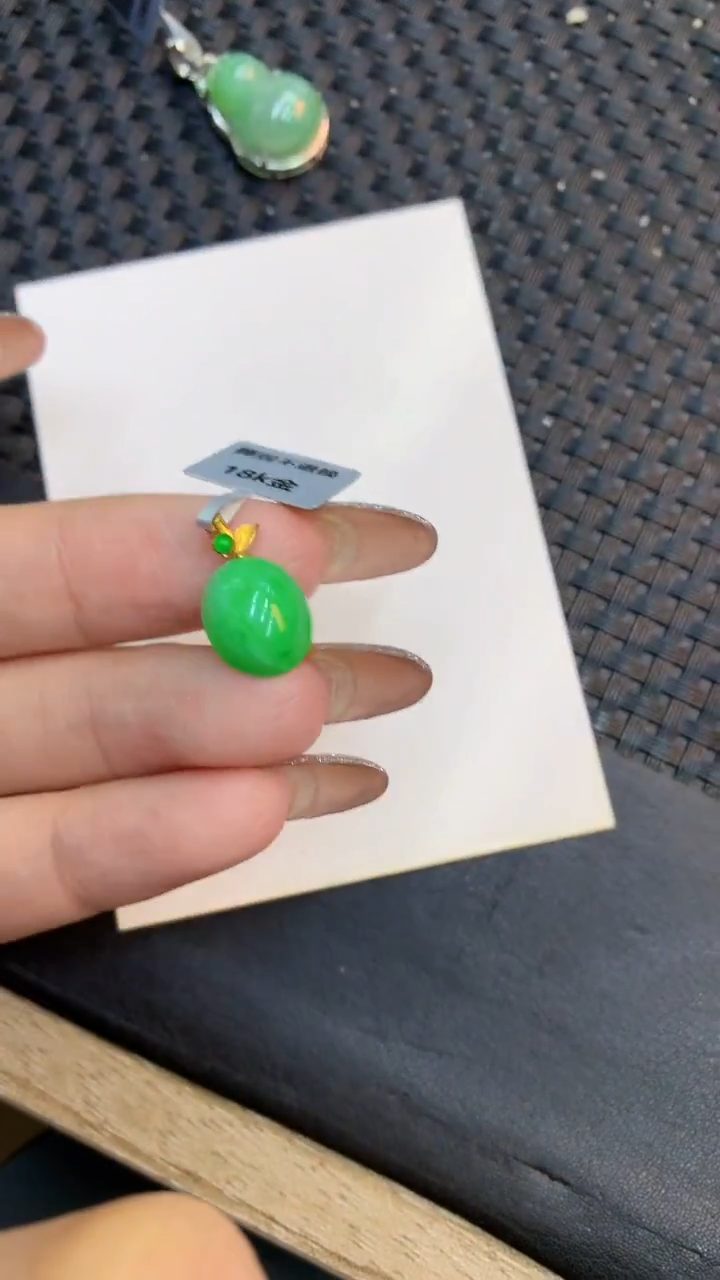 颈饰18K金镶嵌翡翠1