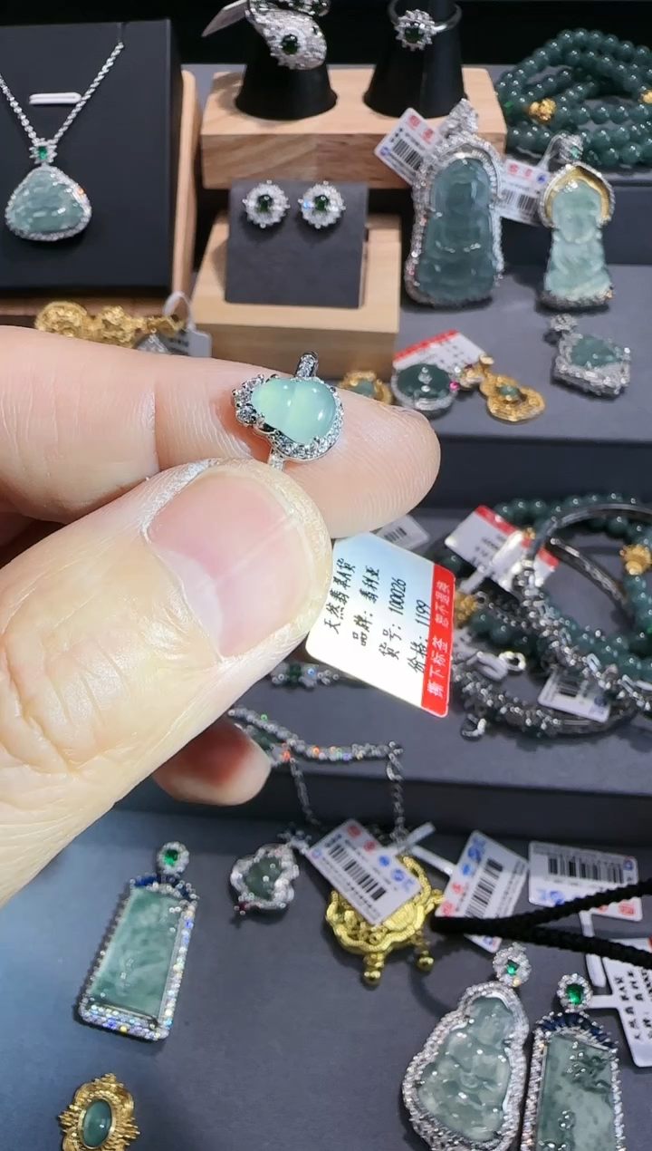 【闪购商品】翡翠吊坠(赠链)未镶嵌天然翡翠A货带证书发货