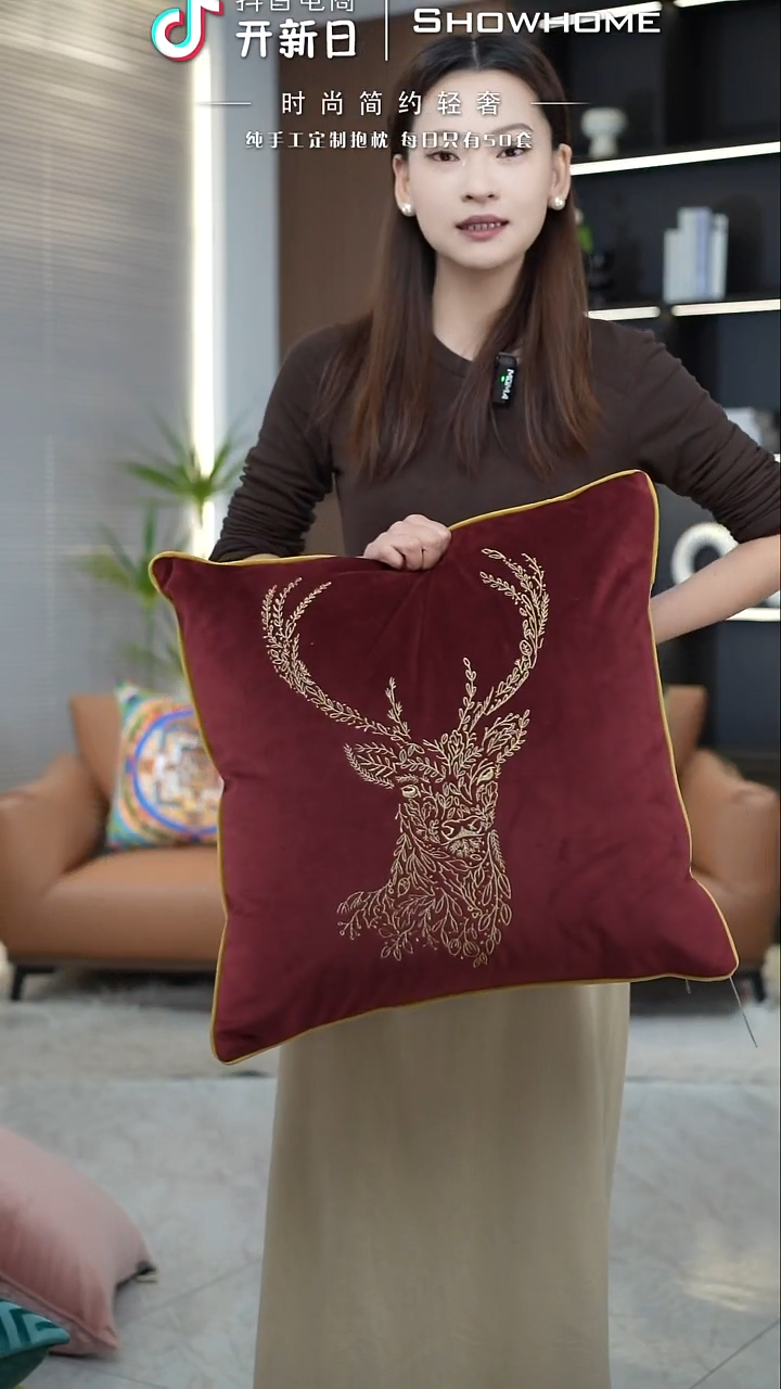 刺绣麋鹿红色50X50带芯