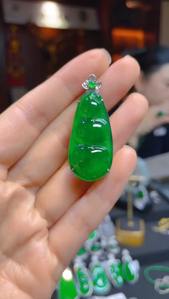 【闪购商品】翡翠颈饰18K金镶嵌118167天然A货翡翠豆子吊坠