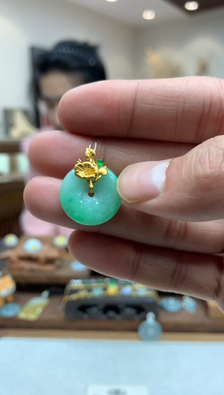 【闪购商品】翡翠吊坠(不含链)18K金镶嵌平安扣