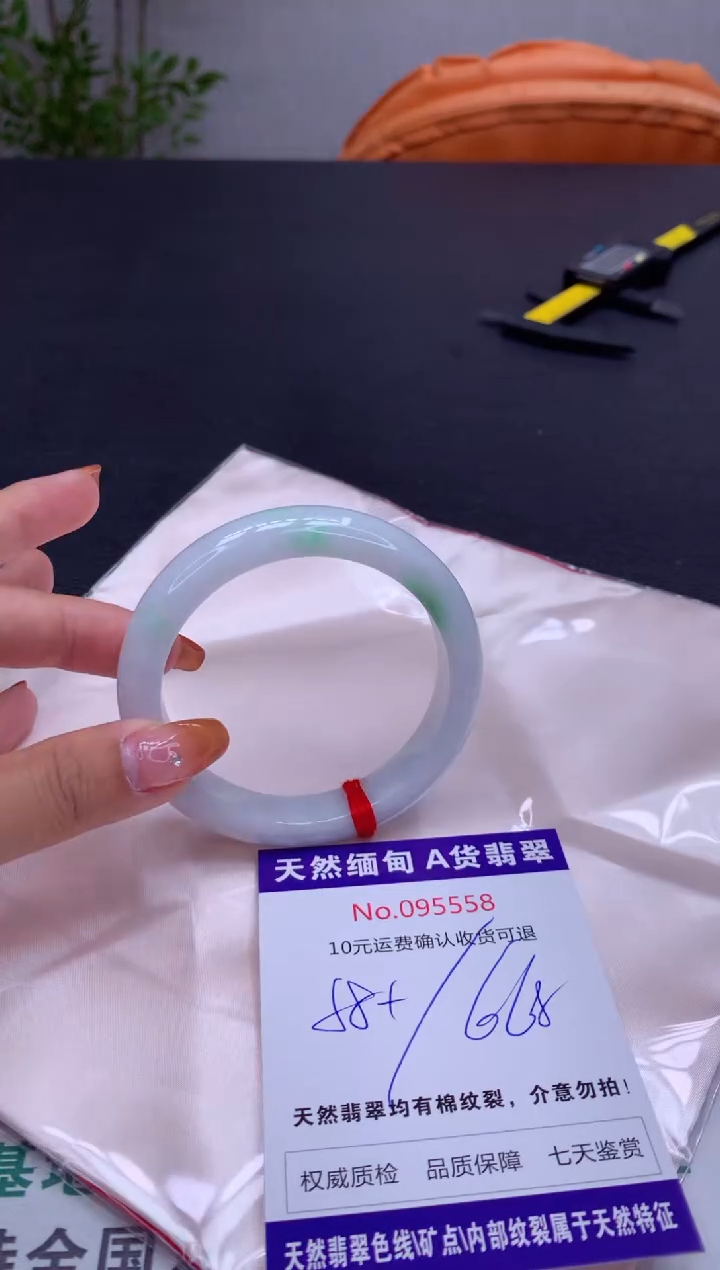 未镶嵌手镯翡翠有纹，完美者勿拍