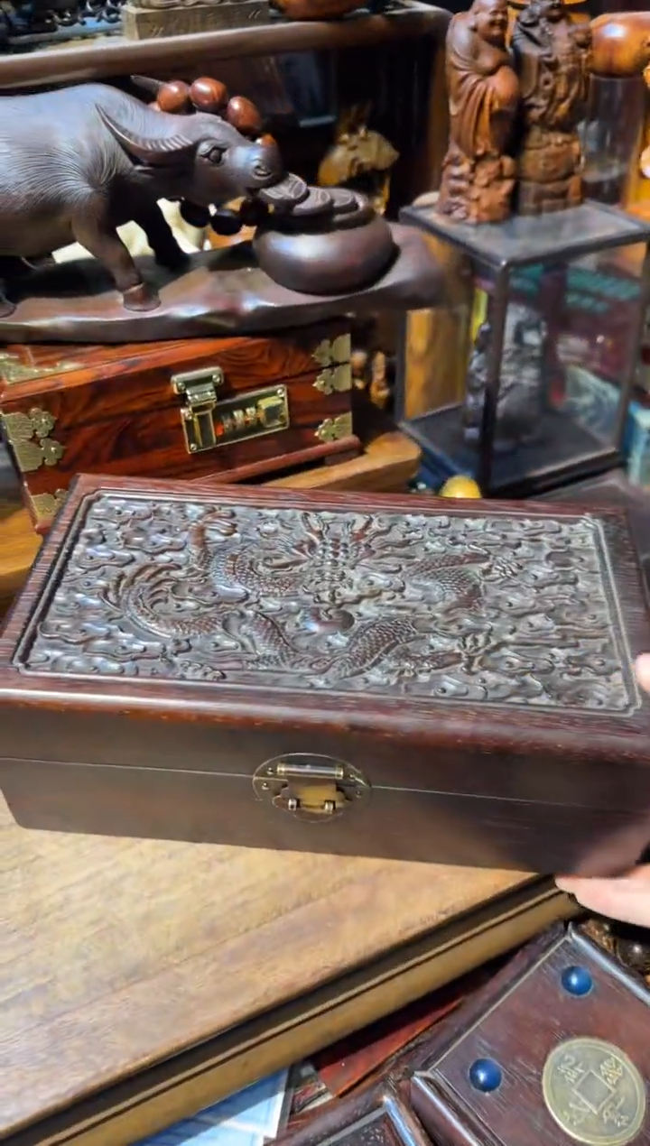 木紫檀雕刻龙盒