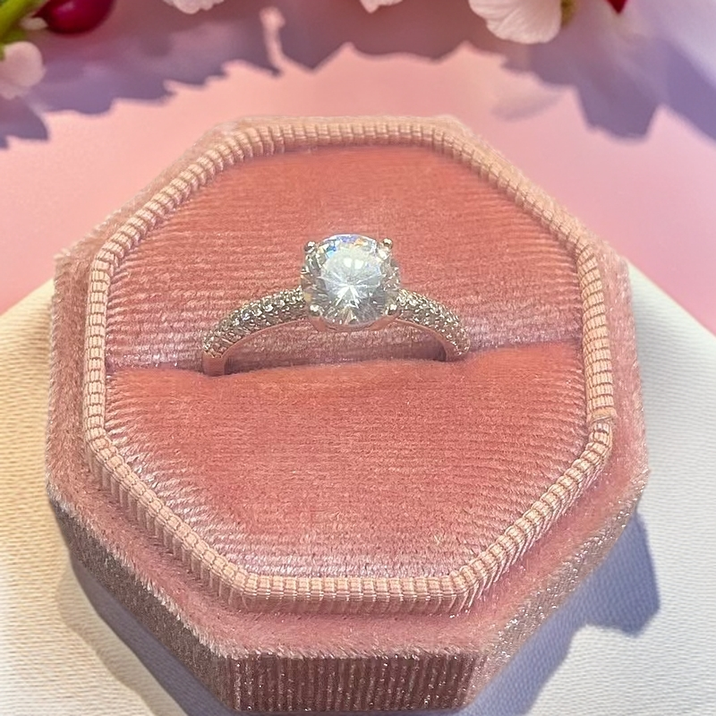 925银莫桑石戒指 密镶四爪xxS131