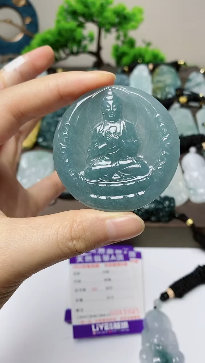 翡翠未镶嵌颈饰        