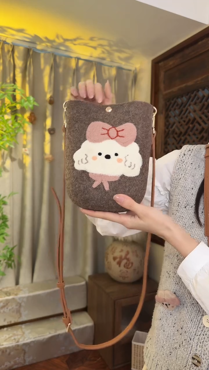 羊毛非遗纯手工包  手机包小狗