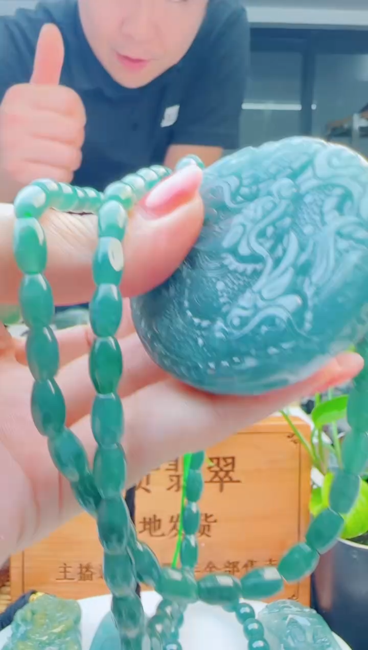 翡翠未镶嵌颈饰多样性发货其中一件