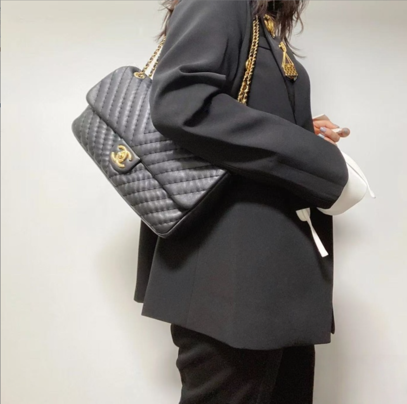 95新 Chanel/香奈儿 黑金V纹牛皮金币铭牌单肩包 底长30 16开带卡