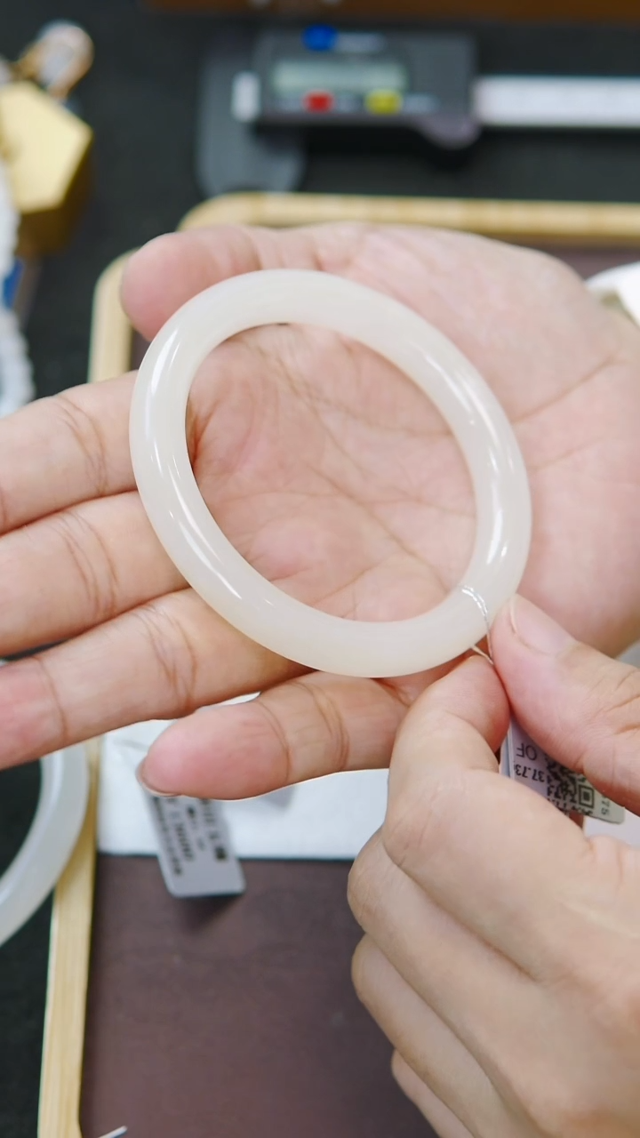 未镶嵌手镯和田玉54+圈口 胖圆藕粉手镯