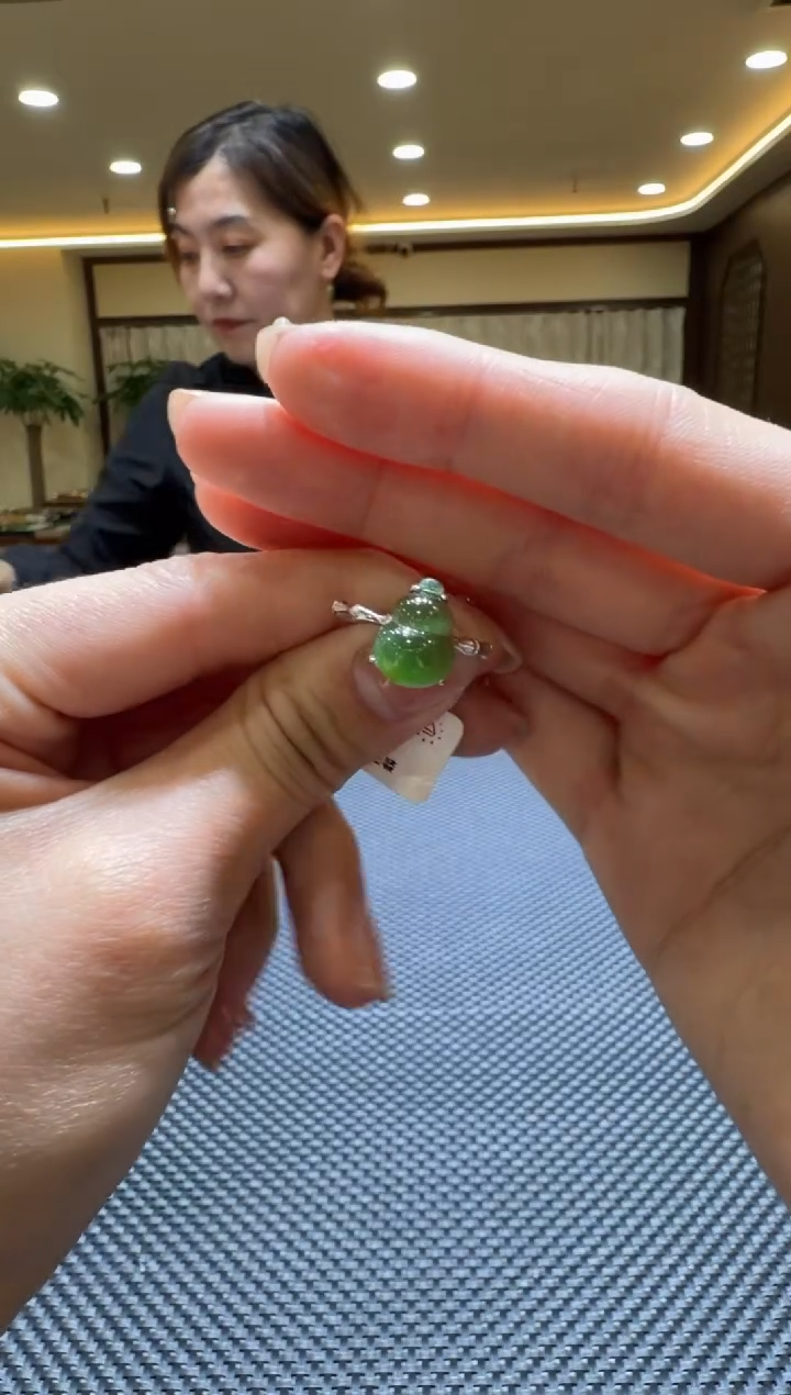 颈饰未镶嵌和田玉戒指