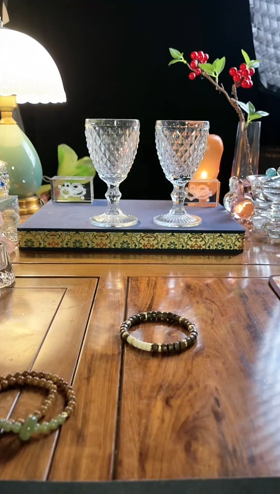 拍一发二水晶红酒杯