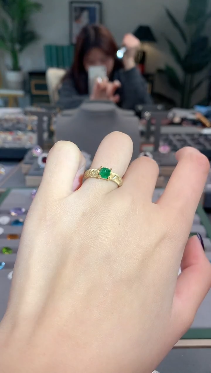 【闪购商品】祖母绿戒指18K金镶嵌祖母绿