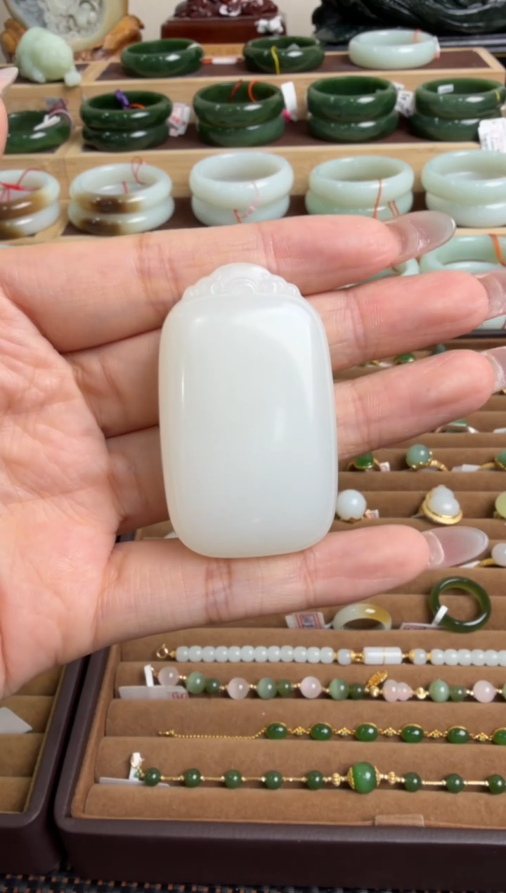 颈饰未镶嵌和田玉挂件