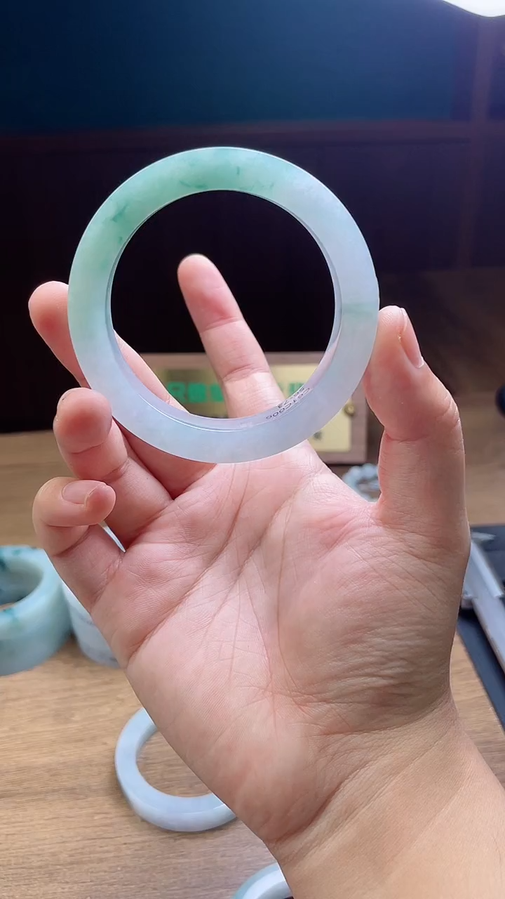 未镶嵌手镯定制翡翠?**?定制