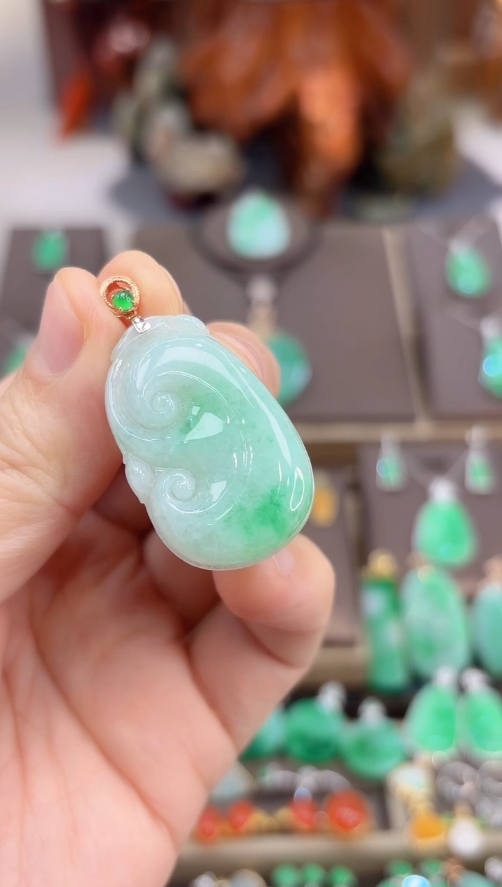 【闪购商品】翡翠吊坠(赠链)18K金镶嵌如意吊坠