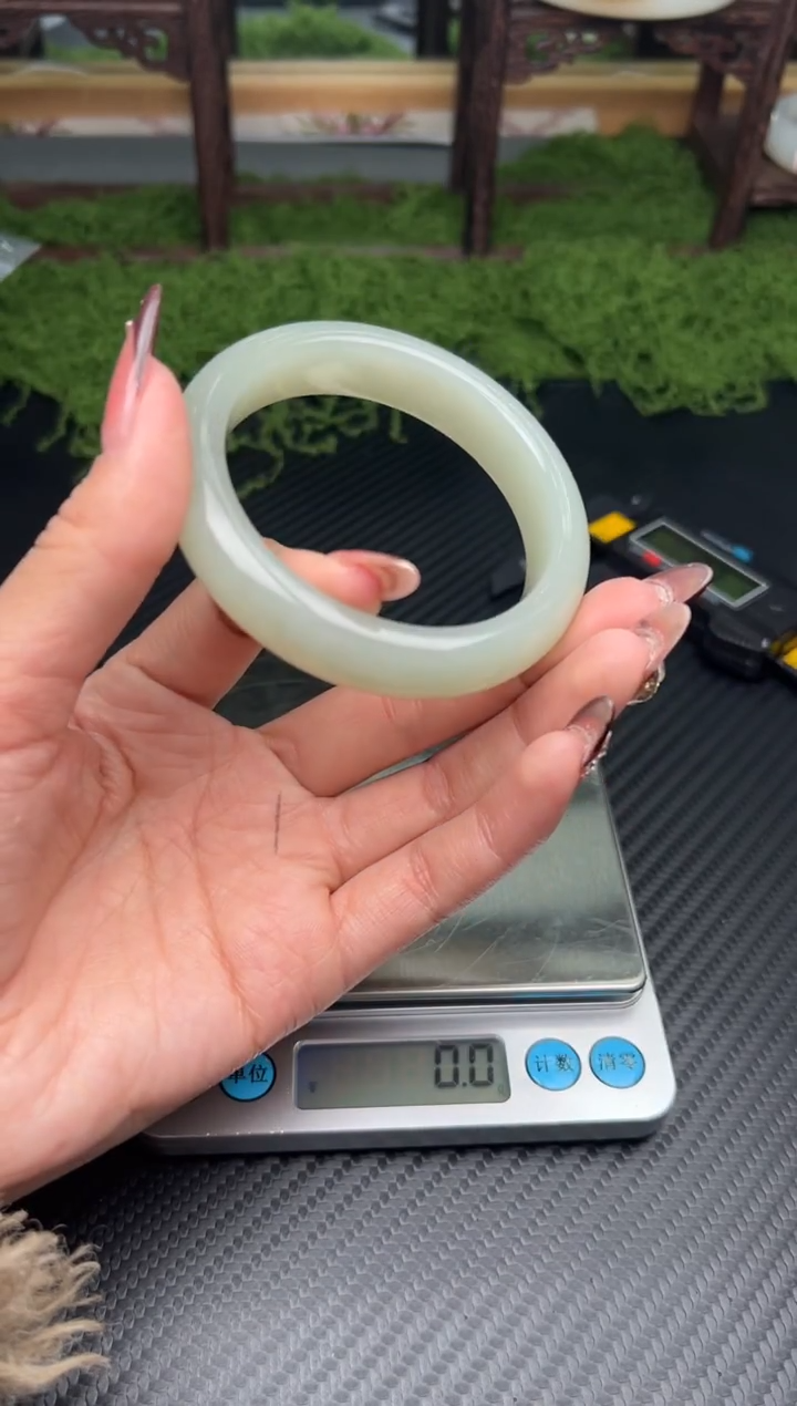 未镶嵌手镯和田玉且末微色差近矿56