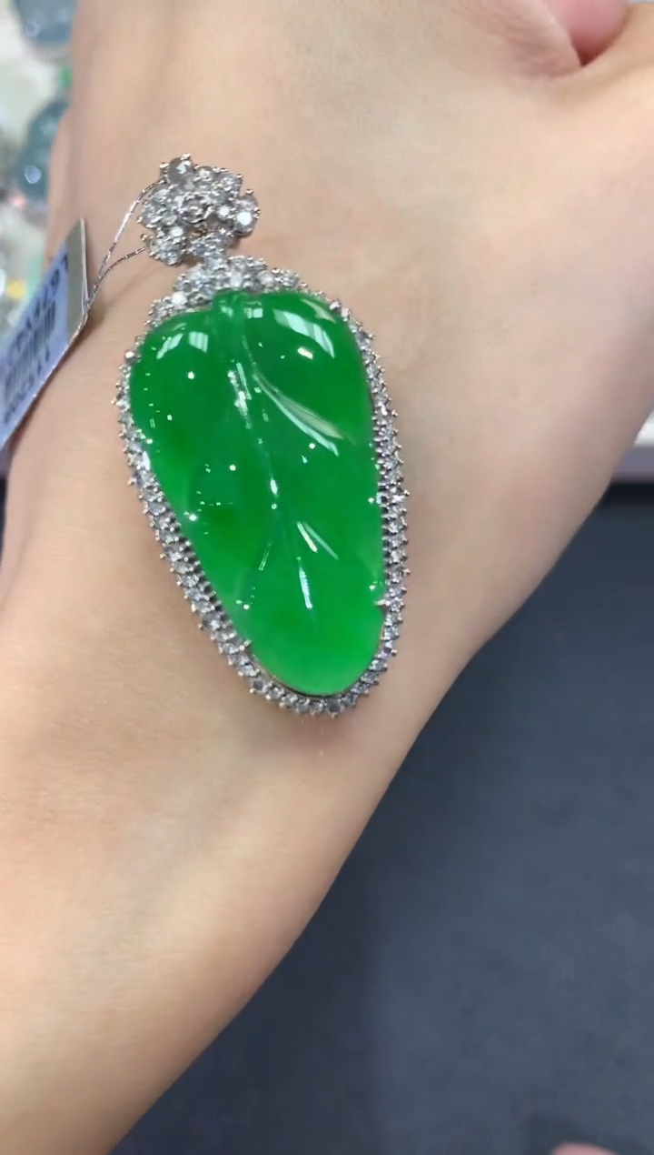 【闪购商品】翡翠吊坠(不含链)18K金镶嵌q74      