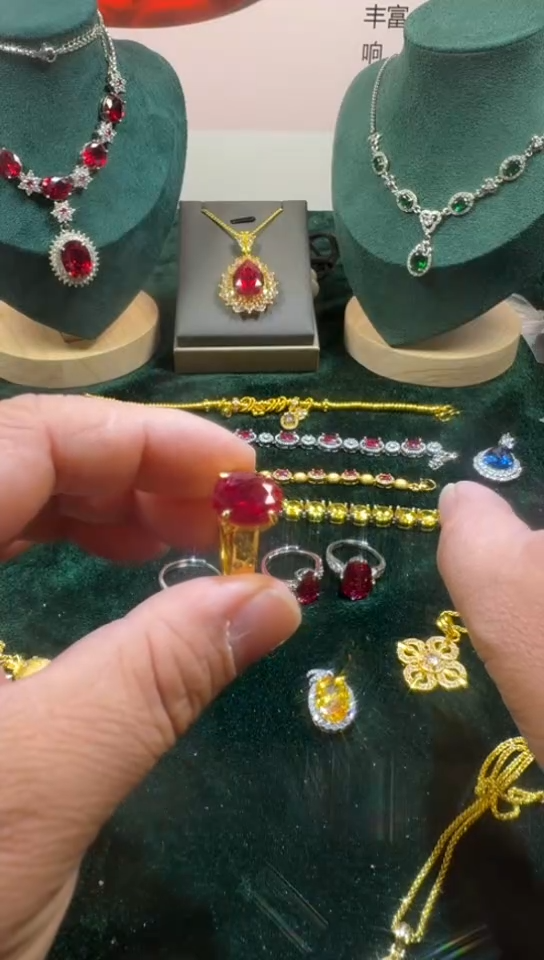 18K金镶嵌戒指红宝石1