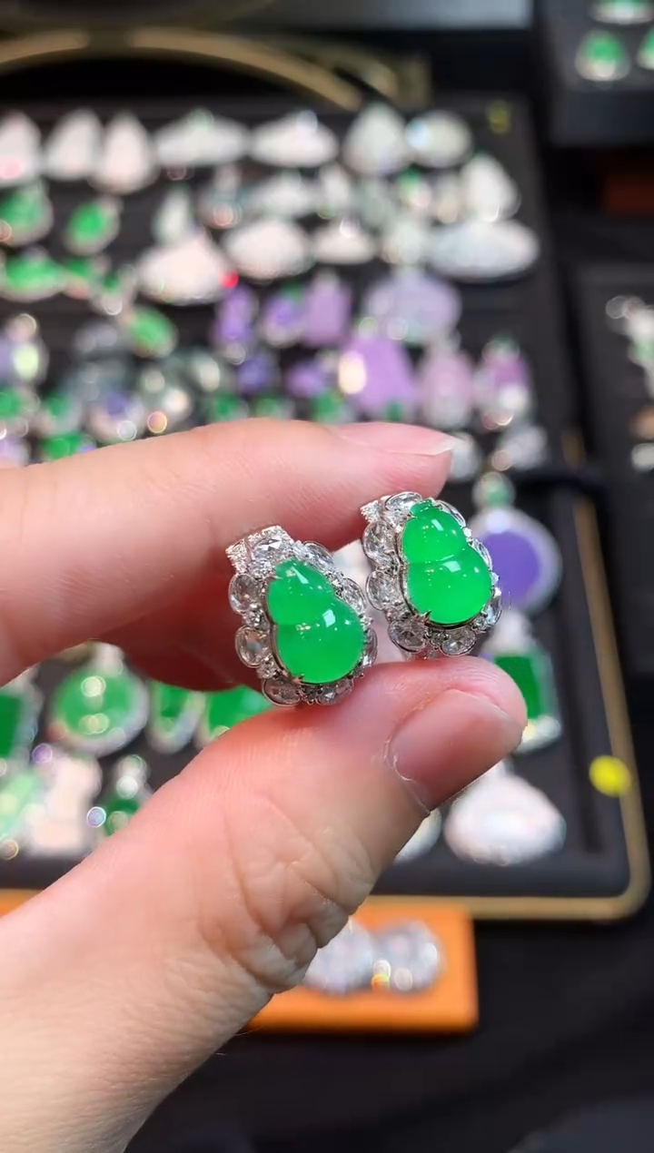 18K金镶嵌翡翠耳饰高冰黄阳绿葫芦耳包