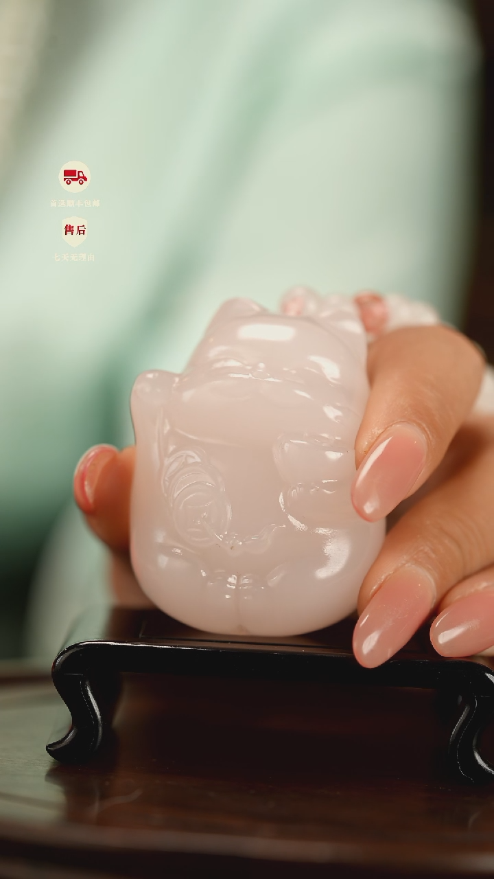 云南石粉色猫咪手把件