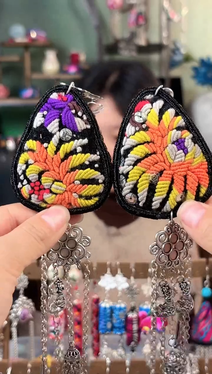 彩云南阁非遗老绣饰品693*