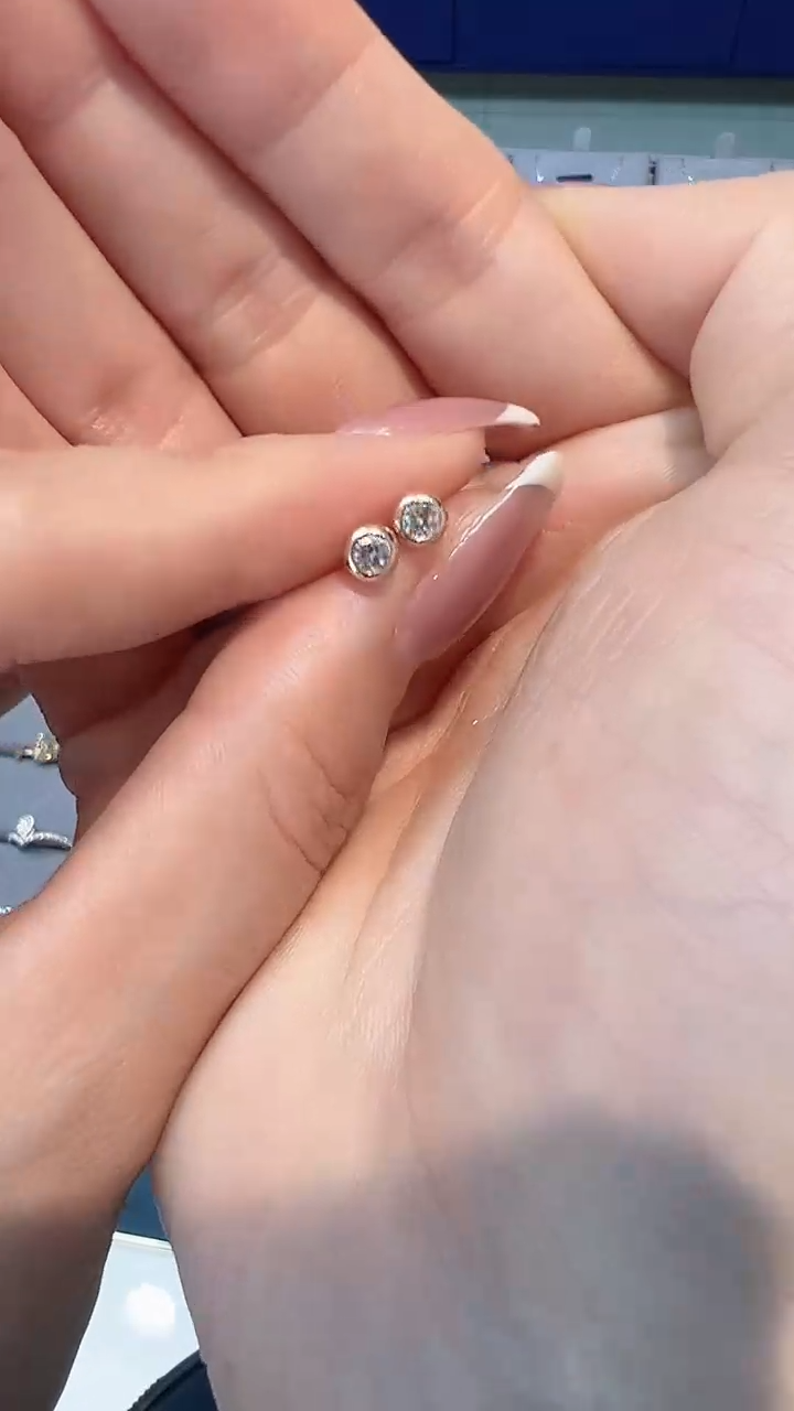 【闪购商品】20分耳钉18K金镶嵌钻石多样性发一