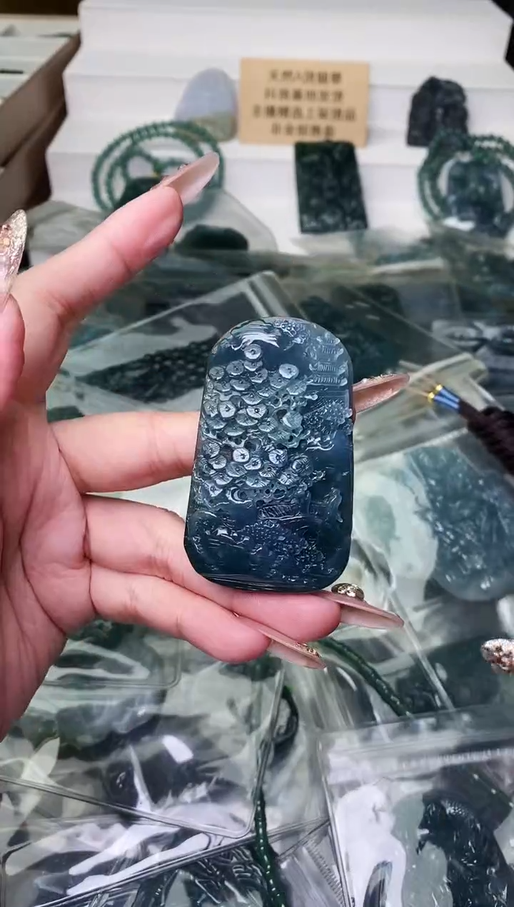 颈饰未镶嵌翡翠 