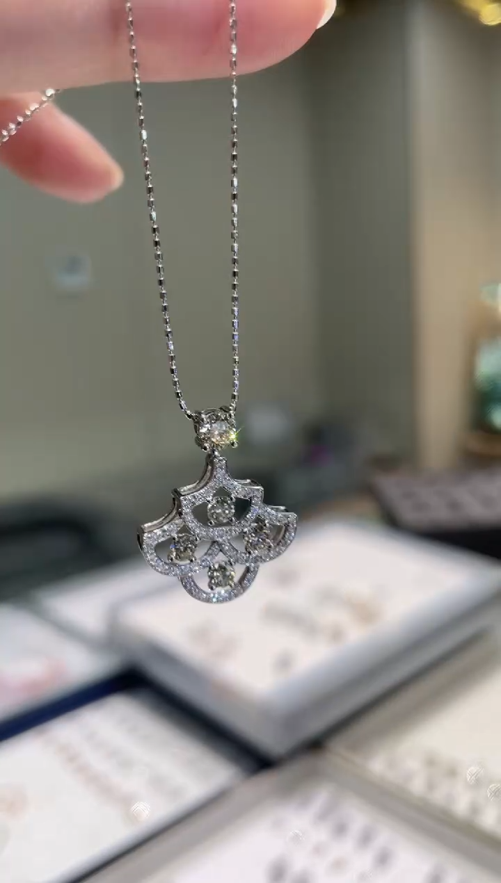 【闪购商品】钻石吊坠（不含链）18K金镶嵌X扇子吊坠