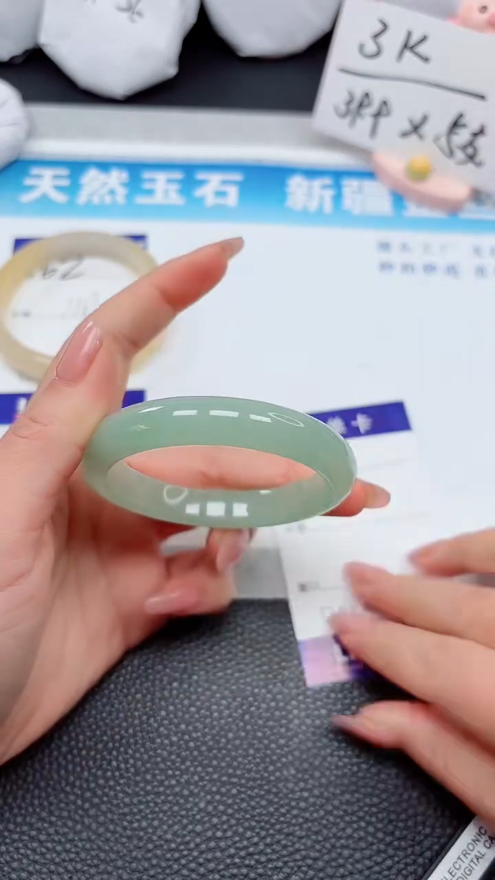 【闪购商品】石英质玉手镯未镶嵌63