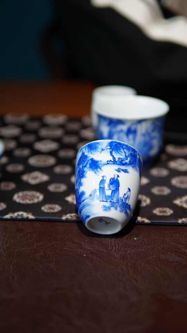 问工青花人物手雷杯