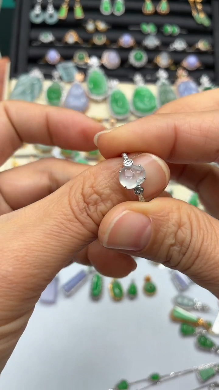 颈饰18K金镶嵌翡翠天然翡翠A货