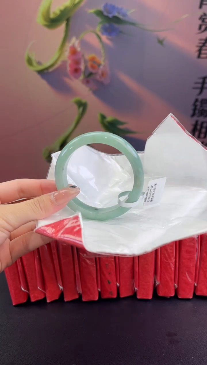 翡翠未镶嵌手镯翡翠手镯(微瑕）1