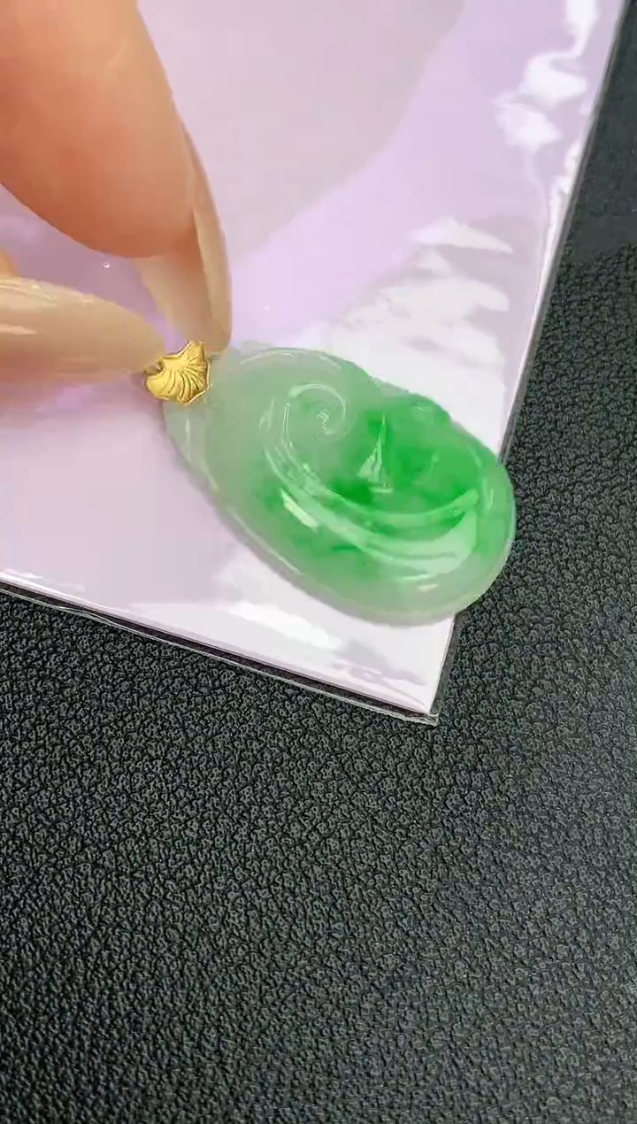 颈饰18K金镶嵌翡翠赠礼盒 麦麦