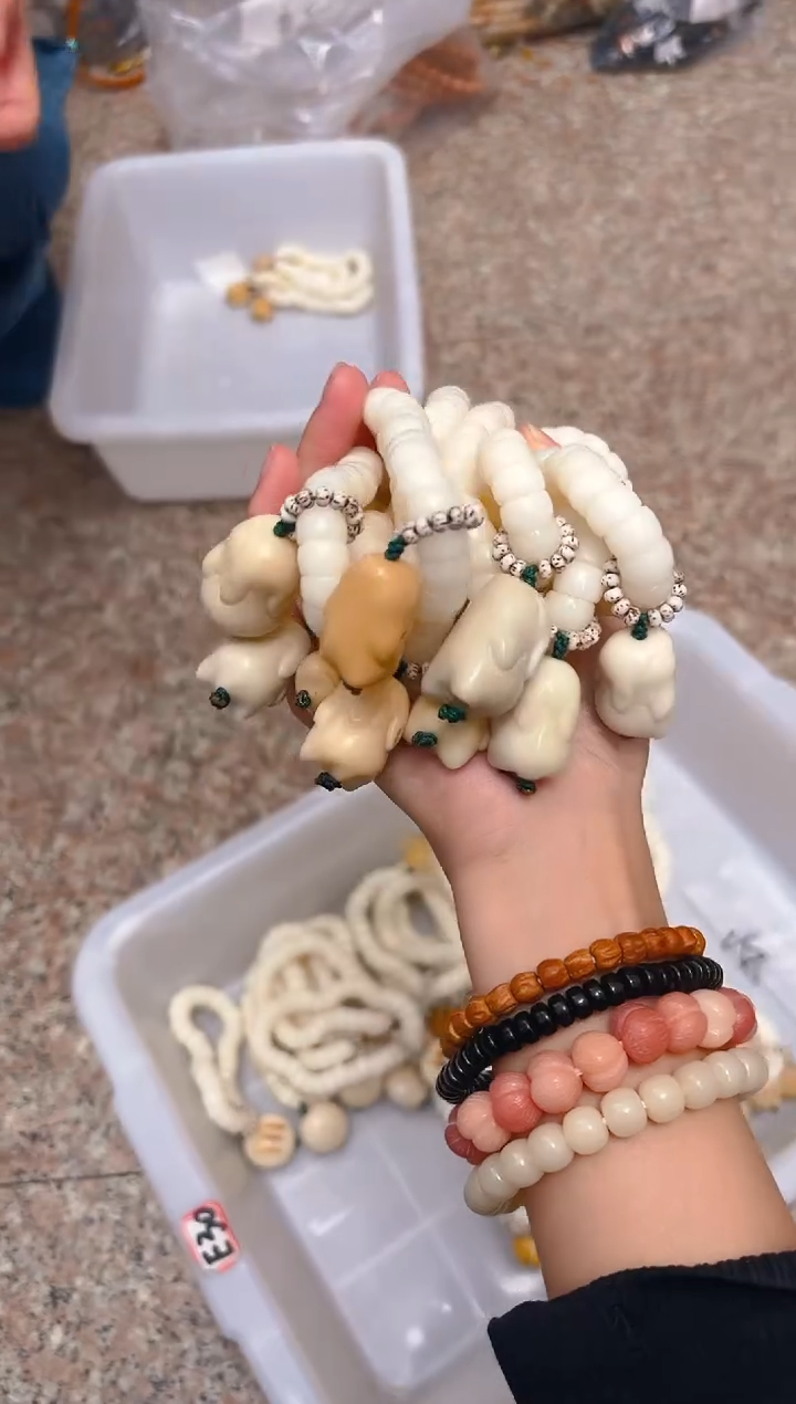 吊坠菩提根/象牙果白色大肠  风化兔 一条