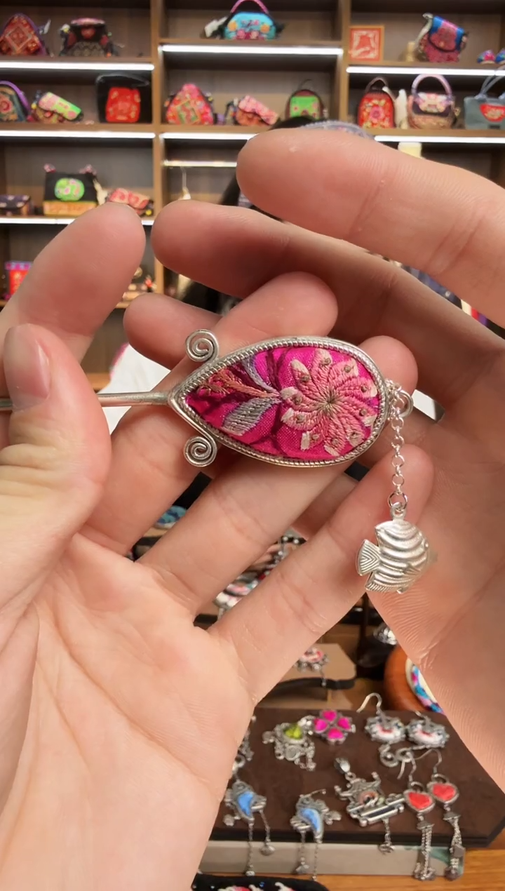 【闪购商品】织绣68蒙阿苏苗绣传承