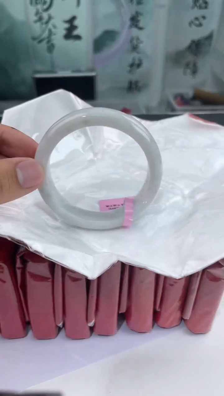 翡翠未镶嵌手镯2翡翠手镯（微瑕）