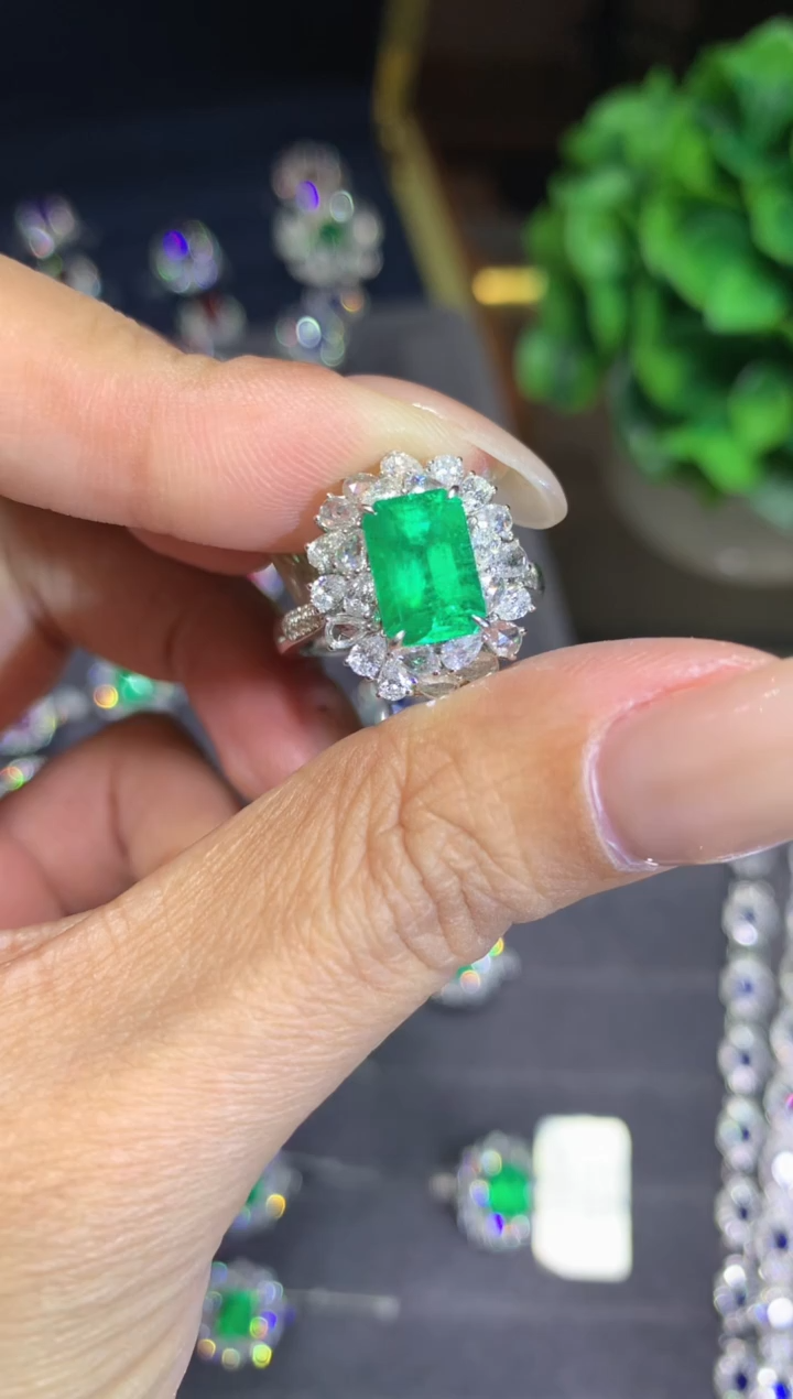 18K金镶嵌戒指祖母绿2.12ct