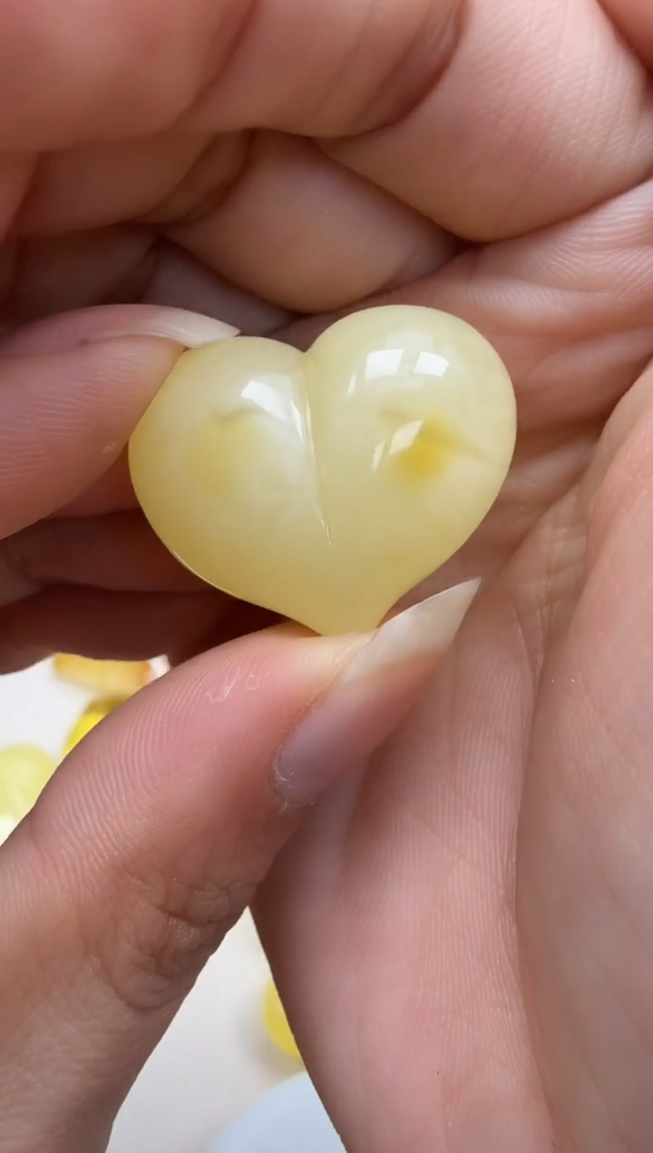 未镶嵌琥珀裸石如图