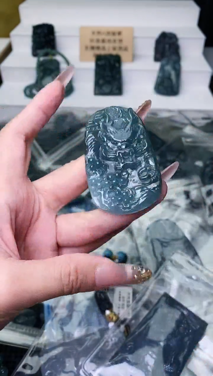 颈饰未镶嵌翡翠 