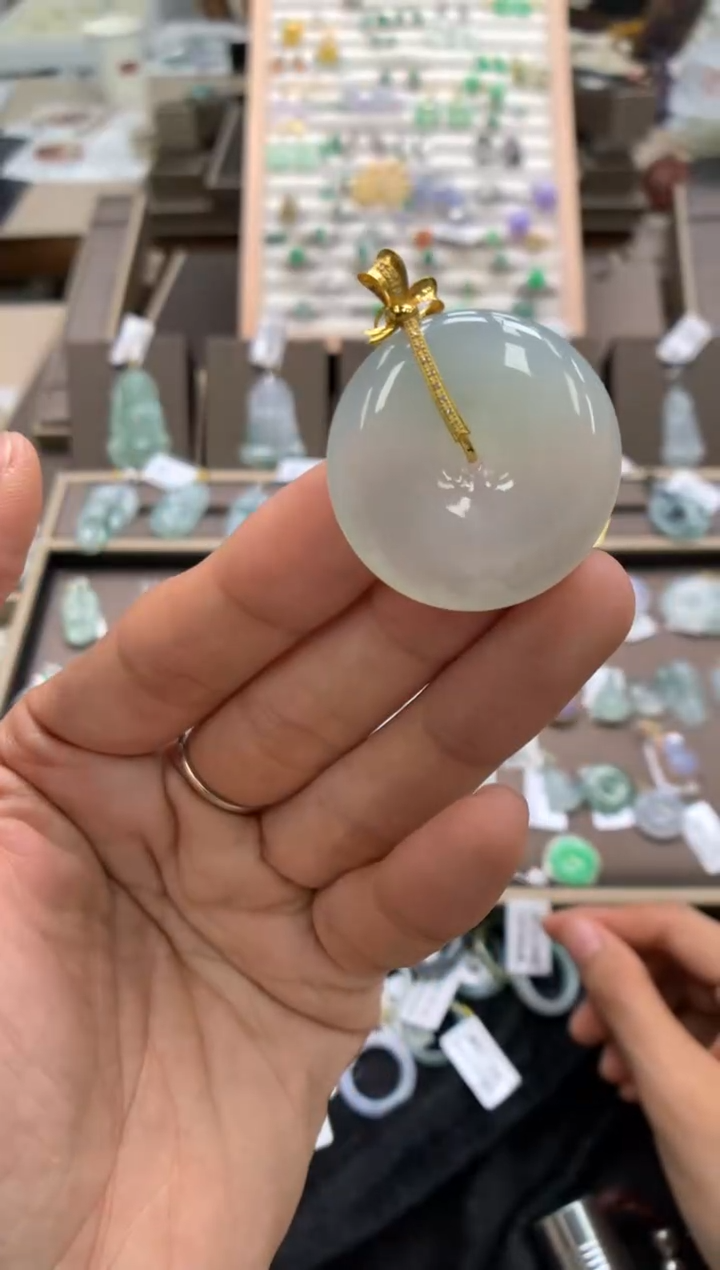 颈饰18K金镶嵌翡翠平安扣