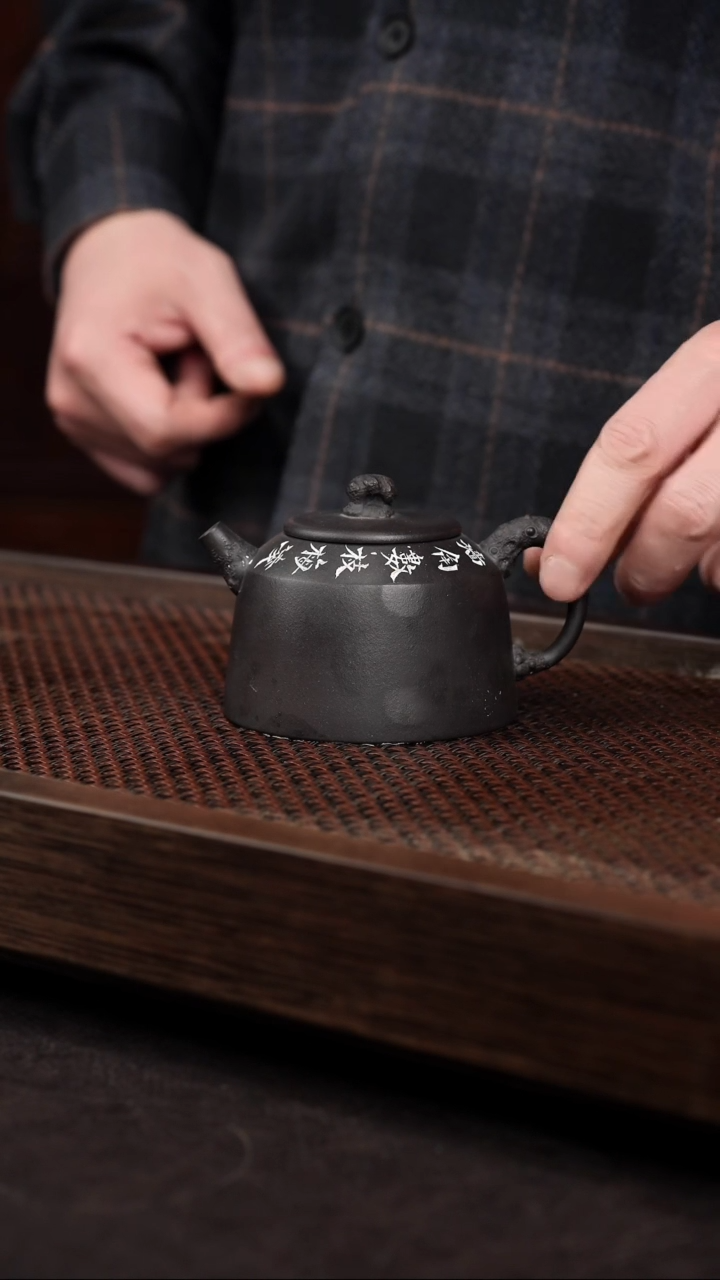 【闪购商品】紫砂茶壶黑料刻绘金钟