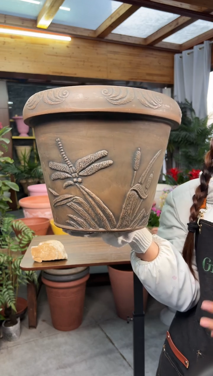 33*26/古铜色浮雕纹理强体花盆/OF33